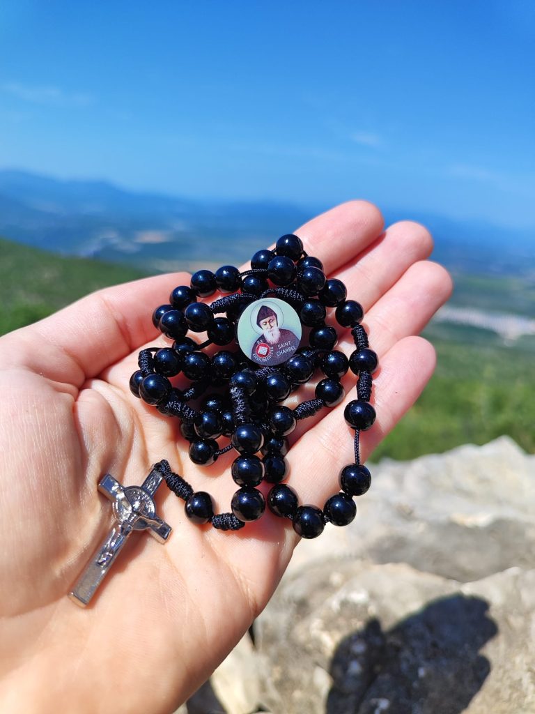 Krunica s relikvijom sv. Šarbela od cedrovog drveta izrađena prema uzorku izvorne krunice svetog Šarbela